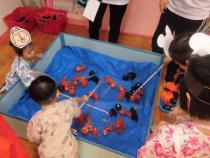 小さい子も金魚釣りをしています