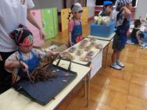 やきそばを焼く真似をしています