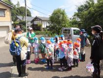 子ども達が地域の方の話を聞いています。