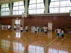 風になって踊りを踊っています。