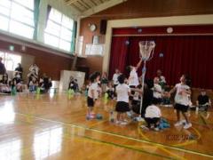 異年齢グループでダンシング玉入れをしています。