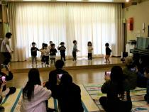 2歳児が踊っています。