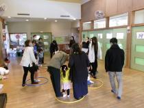 親子でフープ取りをしています。