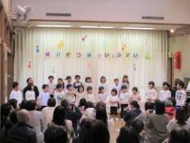 みんなで声を合わせて歌っている。