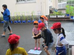 沓見小1年生と水遊びを楽しみました。