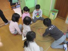 異年齢でお正月遊びをしました。