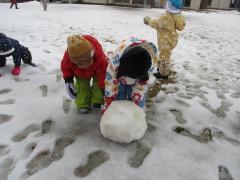 友達と一緒に雪玉を作っています。