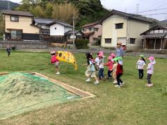 園庭でみんなで走る