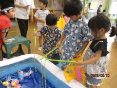 どの魚にしようか選んでいる