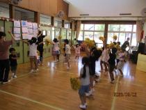 運動会ごっこでポンポンダンス