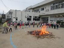 芋を焚き火に投げ入れます。