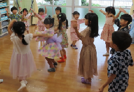 踊りをしている
