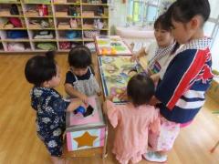 くじ引きをしている