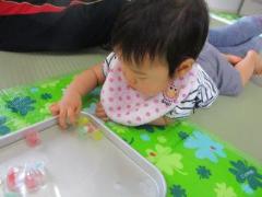 氷を触っている