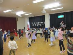 子ども達が踊っている