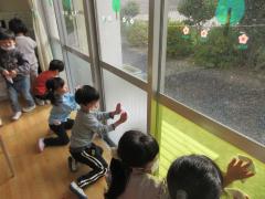 子ども達が雑巾で窓を拭いている。