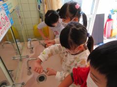 子ども達が雑巾を絞っている。