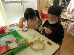 子ども達がしめ縄づくりをしている。
