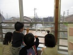 子ども達が窓の外を見ている。