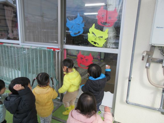 自分で作った雪玉を豆に見立てて「鬼は外」と雪玉を投げています。