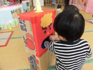 小さいクラスの子も豆まきごっこをしています。