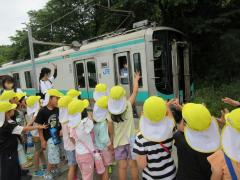 小浜線の電車に手を振っている写真