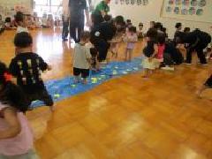 小さい子は星を探して天の川を作りました。