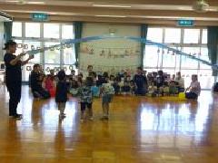 大きい子は天の川の下をくぐって星を運びました。