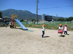 ばなな組が公園で滑り台を楽しんでいます。