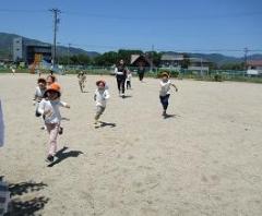 ばなな組がかけっこを楽しんでいます。