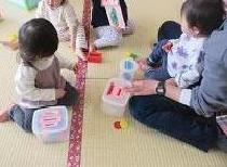みかん組がポットン遊びを楽しんでいます。