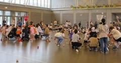 ばなな組が親子玉入れを楽しんでいます