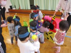 未満児が豆入れゲームをして遊んでいます。