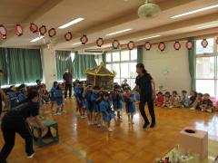 年長児がおみこしを担いでいます。