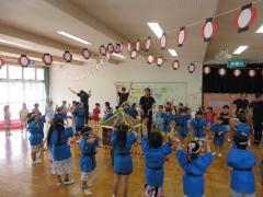 みんなで盆踊りを踊っています。