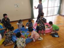 ヨーヨーすくいをしています。