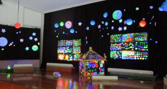 年長児が作ったプラネタリウムを見ています。