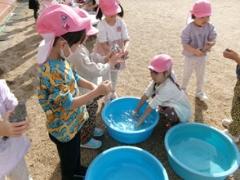 新聞で巻いた芋を水につけています。
