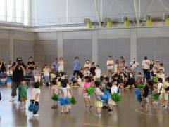 いちご組が踊っています。