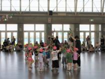 ばなな組が踊りを踊っています。