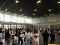 親子で踊りをしています。