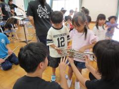 演奏を聞いたり、楽器に触れました。