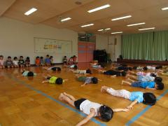 リズム運動をしています。