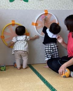 壁にボールをくっつけようとしています。