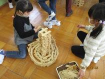 積み木で組み立て