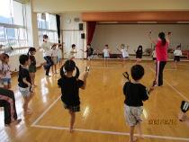 軽快な音楽に鳴子を合わせて
