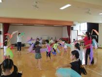 色とりどりの柔らかな布を手に