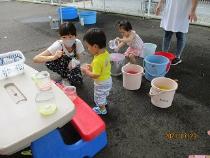色とりどりのお水に夢中です