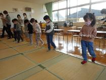 年少児はお菓子のお運びをしたよ。
