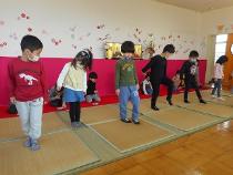 畳縁を踏まないように右足から。